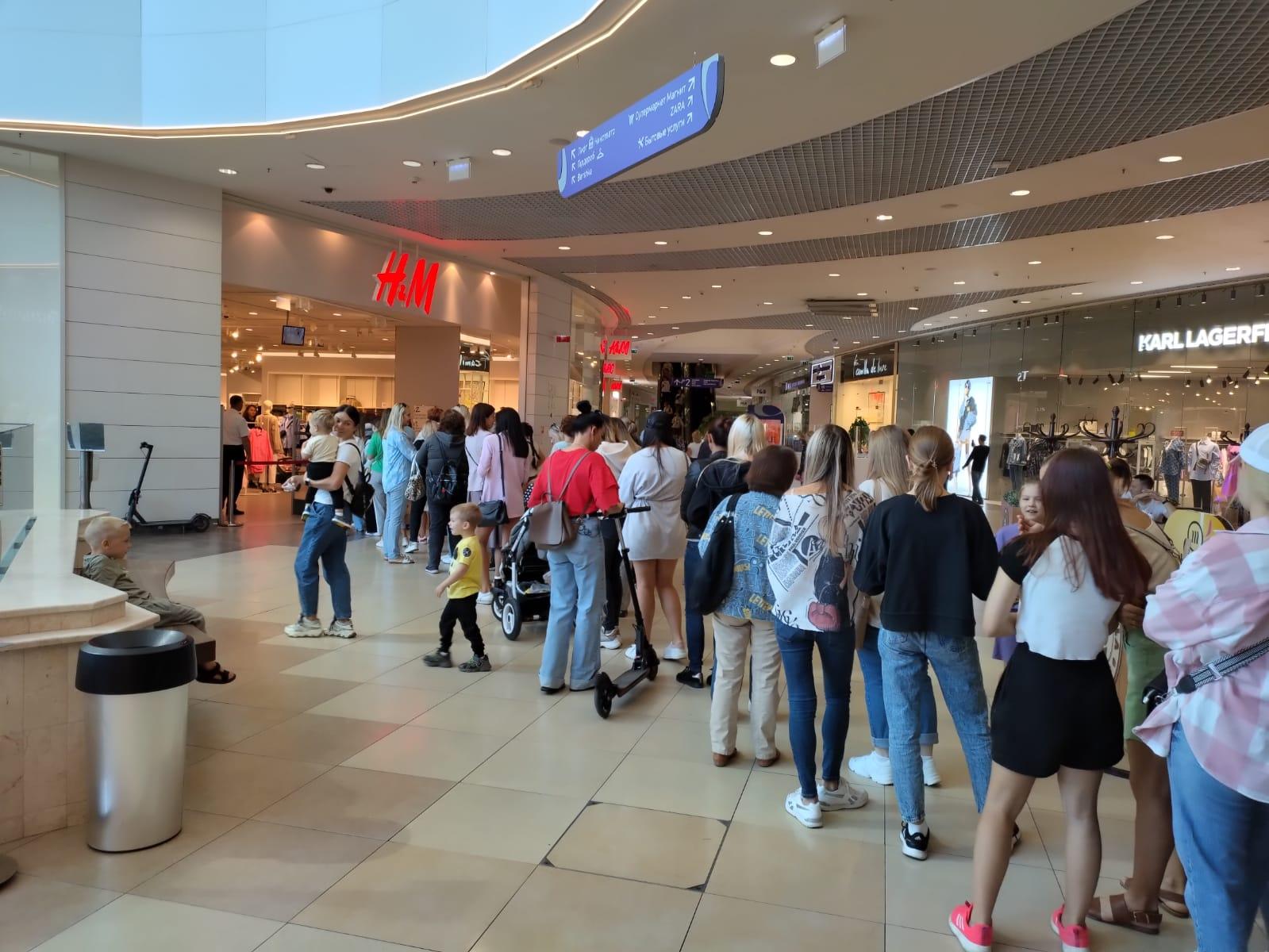 Фото Толпы покупателей выстроились у магазина H&M в Новосибирске 2